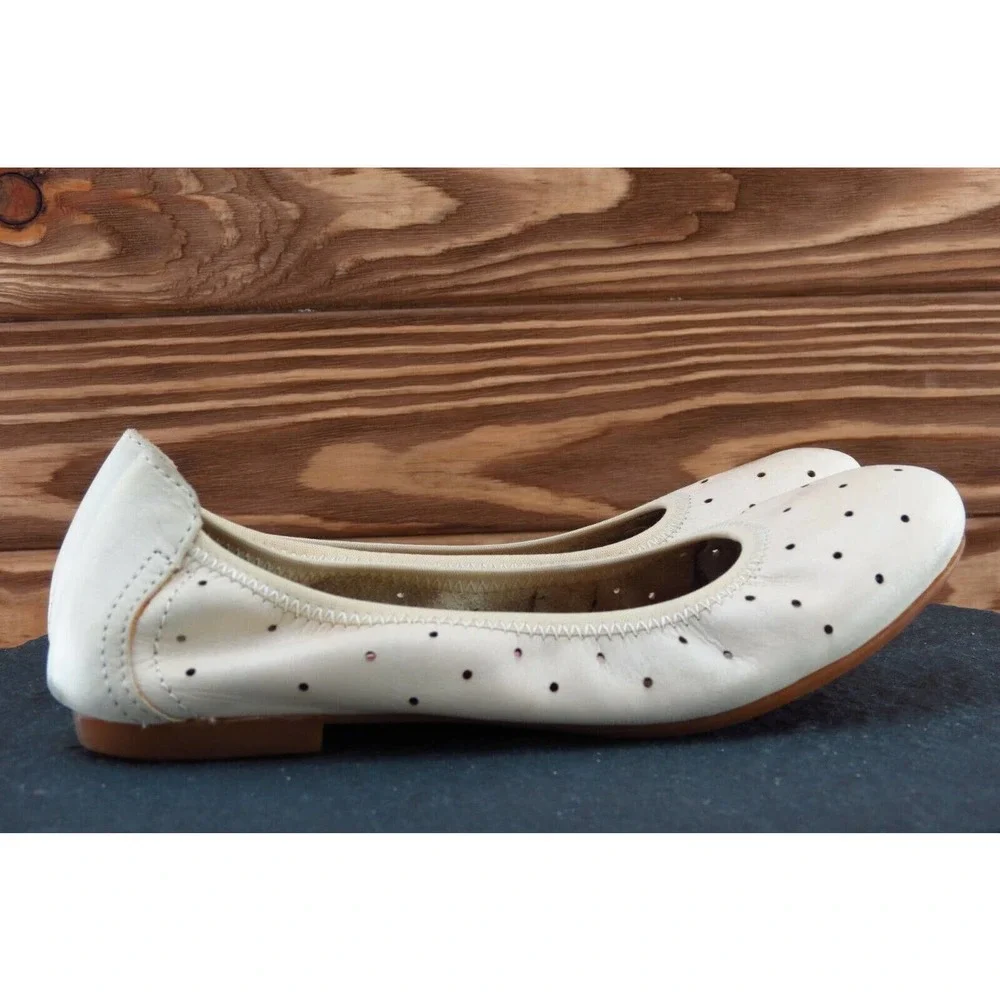 Born Size 5 M Beige Round Toe‎ Ballet Flats Leather Women